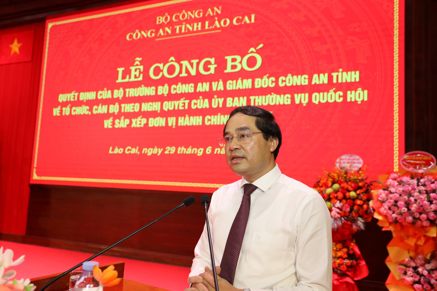 Bí thư Tỉnh ủy, Chủ tịch Ủy ban nhân dân tỉnh Lào Cai phát biểu. Ảnh: Tống Huệ