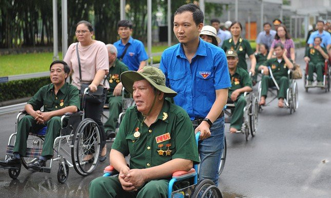 Các đại biểu viếng Đài tưởng niệm các Anh hùng, liệt sĩ (đường Bắc Sơn), Lăng Chủ tịch Hồ Chí Minh và tham quan thành phố Hà Nội năm 2017. Các đại biểu viếng Đài tưởng niệm các Anh hùng, liệt sĩ (đường Bắc Sơn), Lăng Chủ tịch Hồ Chí Minh và tham quan thành phố Hà Nội năm 2017.