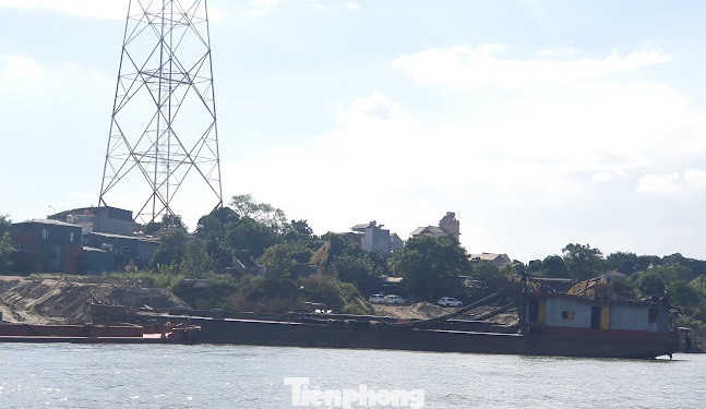Các tàu này thường neo đậu tại... khu vực sông Hồng địa bàn phường Thuỵ Phương và Đông Ngạc quận Bắc Từ Liêm, Hà Nội
