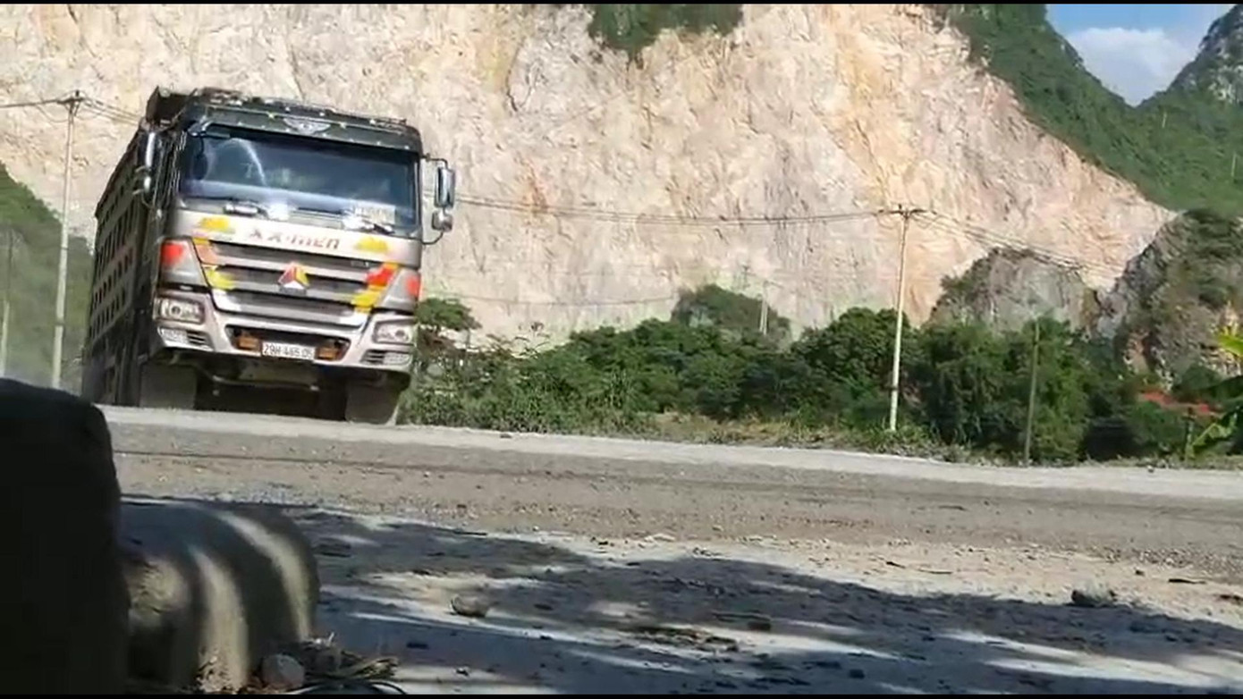 Đây là khu vực có nhiều mỏ đá lớn như mỏ đá Hồng Quân, mỏ đá 789...