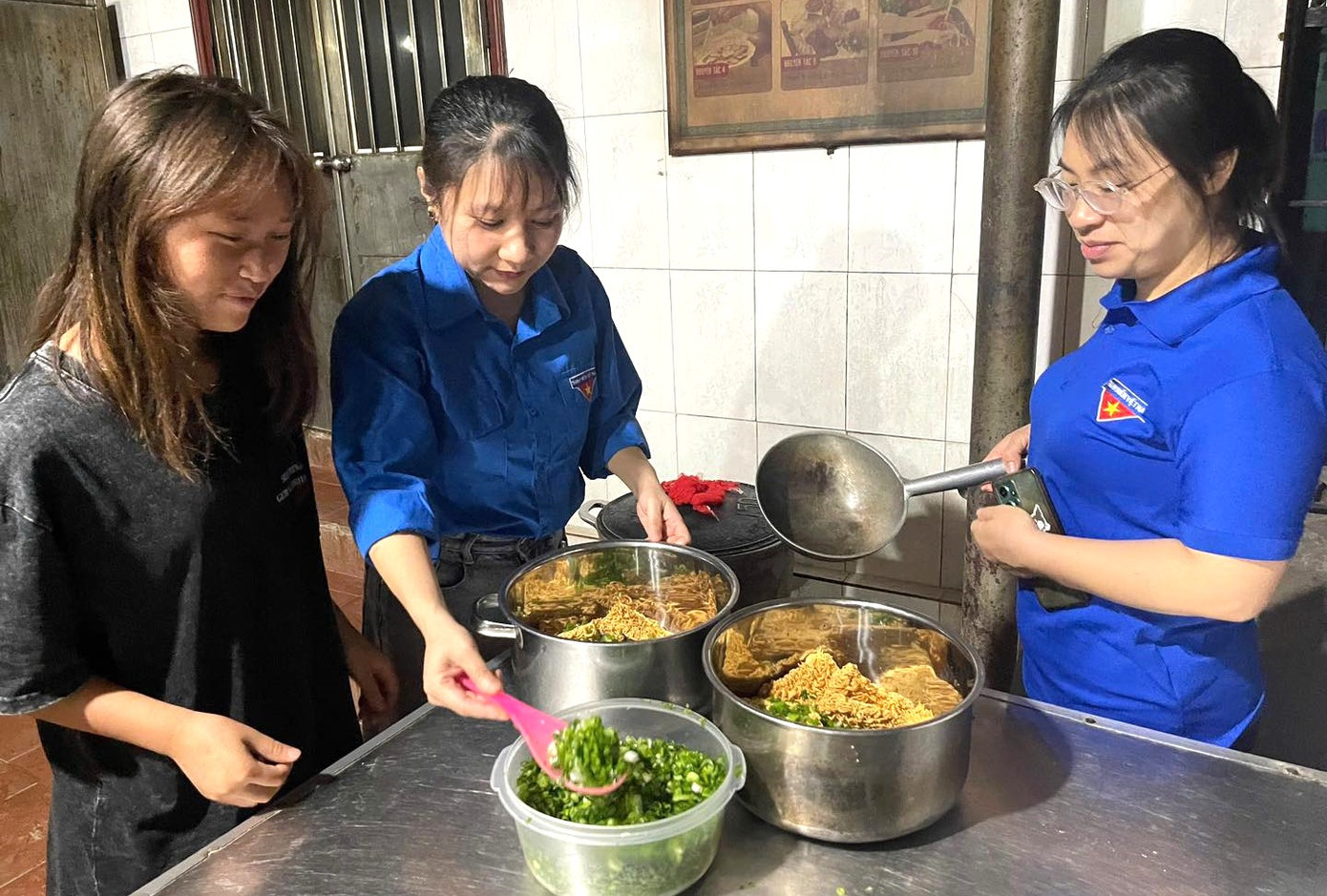 Các thầy cô, nhà trường đã tổ chức các bữa ăn đêm cho học sinh lớp 12. Hình ảnh ghi tại trường PTDT Nội trú THCS&amp;THPT huyện Bắc Hà.