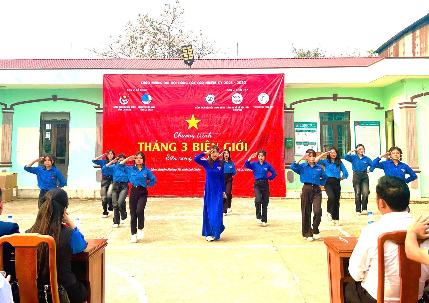 Chị Vừ Thị Mai Dinh - Phó Bí thư Thường trực Tỉnh Đoàn, Chủ tịch Hội LHTN Việt Nam tỉnh Lai Châu; anh Trương Minh Sơn - Phó Bí thư Đoàn Thanh niên Bệnh viện Nội tiết T.Ư và đoàn viên, thanh niên, nhân dân xã Thu Lũm tham dự chương trình. Trong ảnh là các tiết mục văn nghệ khai mạc chương trình.