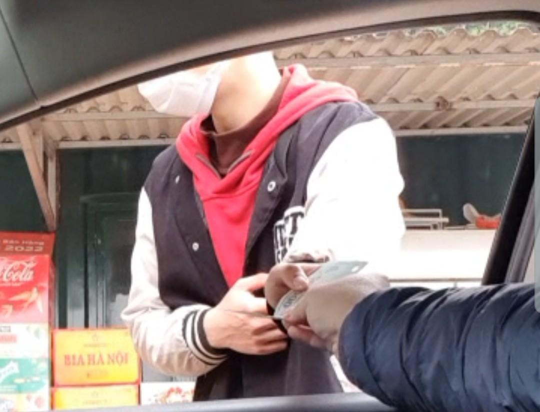 “Anh muốn vào chơi thì nộp 50 nghìn/người, miễn phí tiền trông xe”, bảo vệ khu Vườn nhãn (địa bàn phường Long Biên, quận Long Biên). “Anh muốn vào chơi thì nộp 50 nghìn/người, miễn phí tiền trông xe”, bảo vệ khu Vườn nhãn (địa bàn phường Long Biên, quận Long Biên).