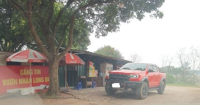 Người dân muốn đi cắm trại tại bãi cỏ bên bờ sông Hồng đều phải qua cửa dựng barie và nộp tiền. Người dân muốn đi cắm trại tại bãi cỏ bên bờ sông Hồng đều phải qua cửa dựng barie và nộp tiền.