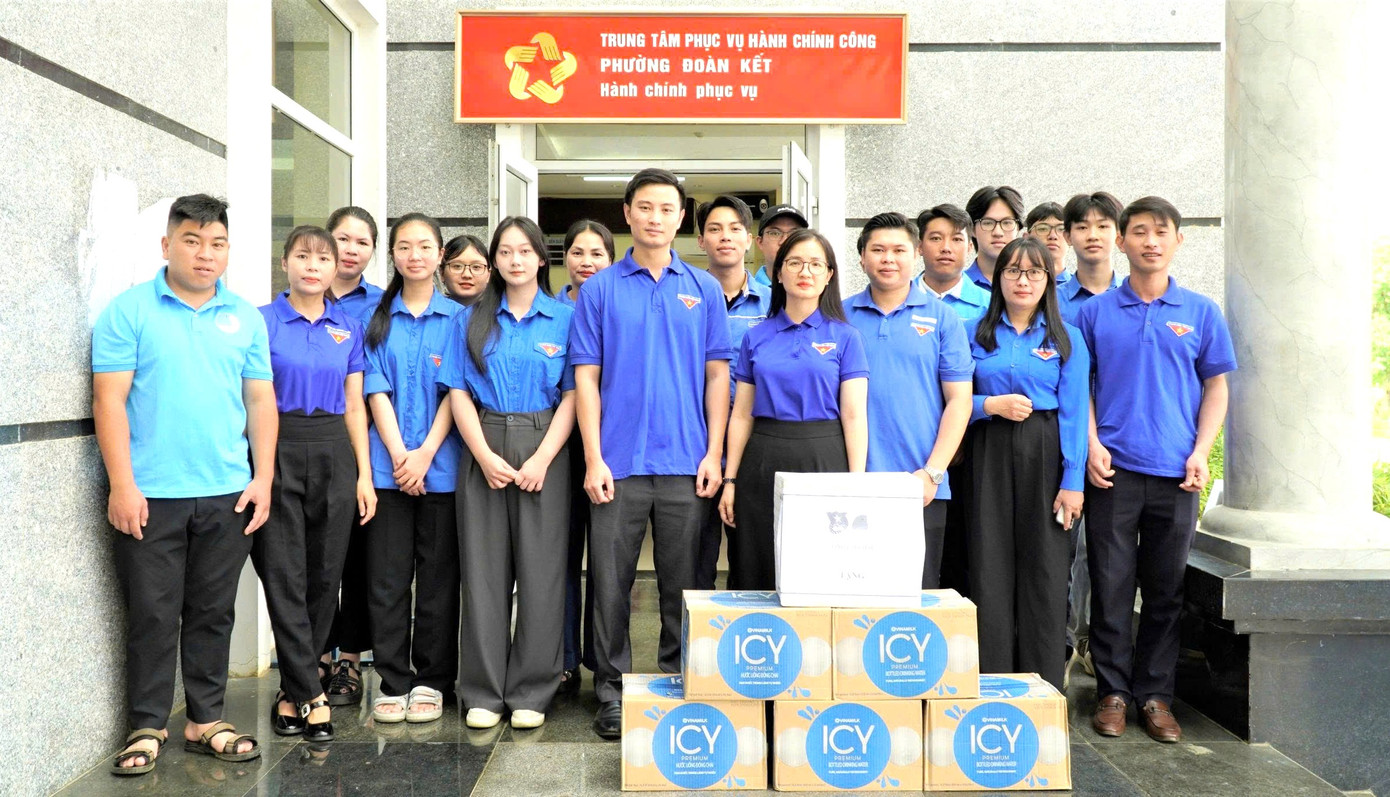 Chị Vừ Thị Mai Dinh - Phó Bí thư Thường trực Tỉnh Đoàn Lai Châu đã trực tiếp đến thăm, tham gia hoạt động tại phường Tân Phong và phường Đoàn Kết.