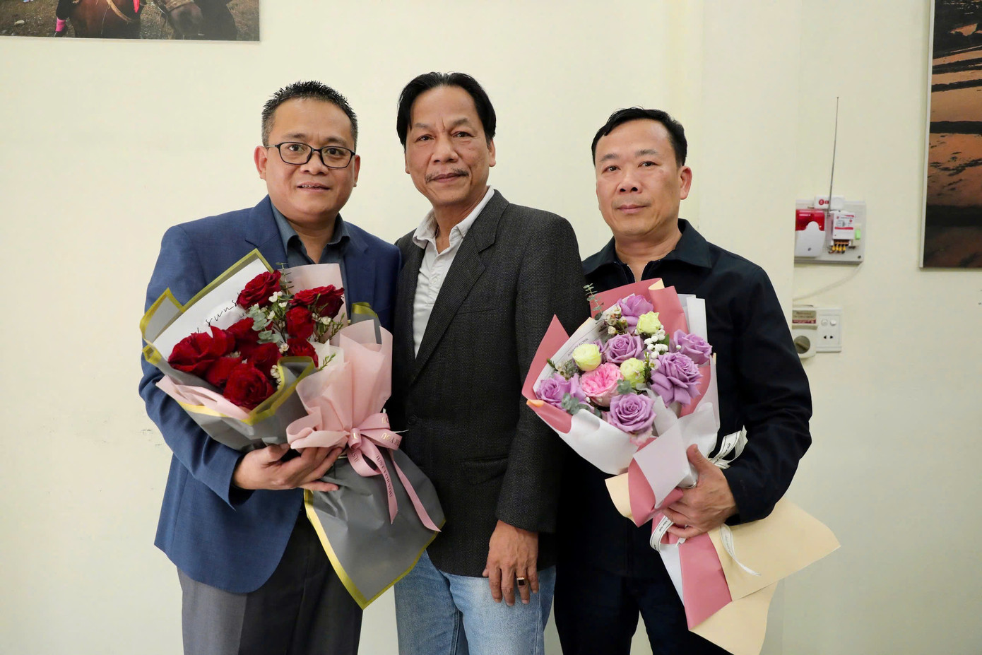 Nhà báo Lê Minh Toản, Phó Tổng Biên tập báo Tiền Phong tặng hoa chúc mừng nhà báo Hồ Sỹ Lực-Trưởng Văn phòng Đại diện khu vực Tây Bắc và cảm ơn nhà báo Nguyễn Minh Tuấn, Phó Tổng Thư ký tòa soạn báo in (được giao kiêm nhiệm phụ trách Văn phòng trước đây). Ảnh: Nguyễn Hải Nhà báo Lê Minh Toản, Phó Tổng Biên tập báo Tiền Phong tặng hoa chúc mừng nhà báo Hồ Sỹ Lực-Trưởng Văn phòng Đại diện khu vực Tây Bắc và cảm ơn nhà báo Nguyễn Minh Tuấn, Phó Tổng Thư ký tòa soạn báo in (được giao kiêm nhiệm phụ trách Văn phòng trước đây). Ảnh: Nguyễn Hải