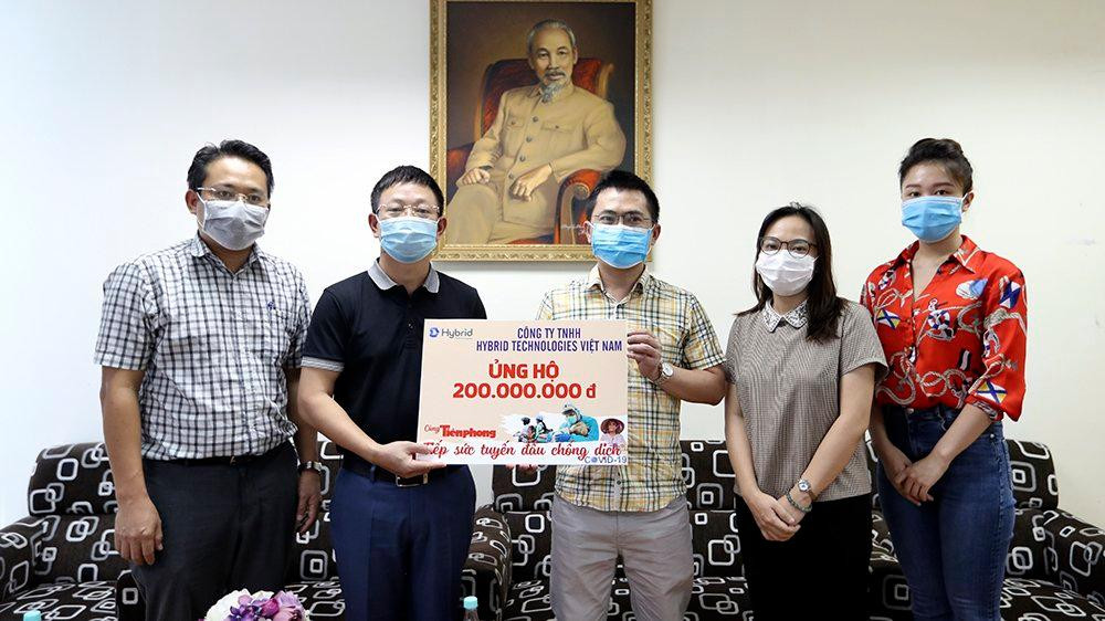 Ngày 20/9, lãnh đạo Công ty TNHH Hybrid Technologies Việt Nam đã đến trụ sở báo Tiền Phong ủng hộ 200 triệu cho chương trình “Cùng Tiền Phong tiếp sức tuyến đầu chống dịch COVID -19”. "Công ty mong muốn đồng hành cùng chương trình giúp đỡ những người khó khăn vượt qua đại dịch”, ông Trần Thanh Hải, Giám đốc Học viện đào tạo và Khối các dự án Chính phủ, đại diện cho Công ty TNHH Hybrid Technologies Việt Nam chia sẻ.