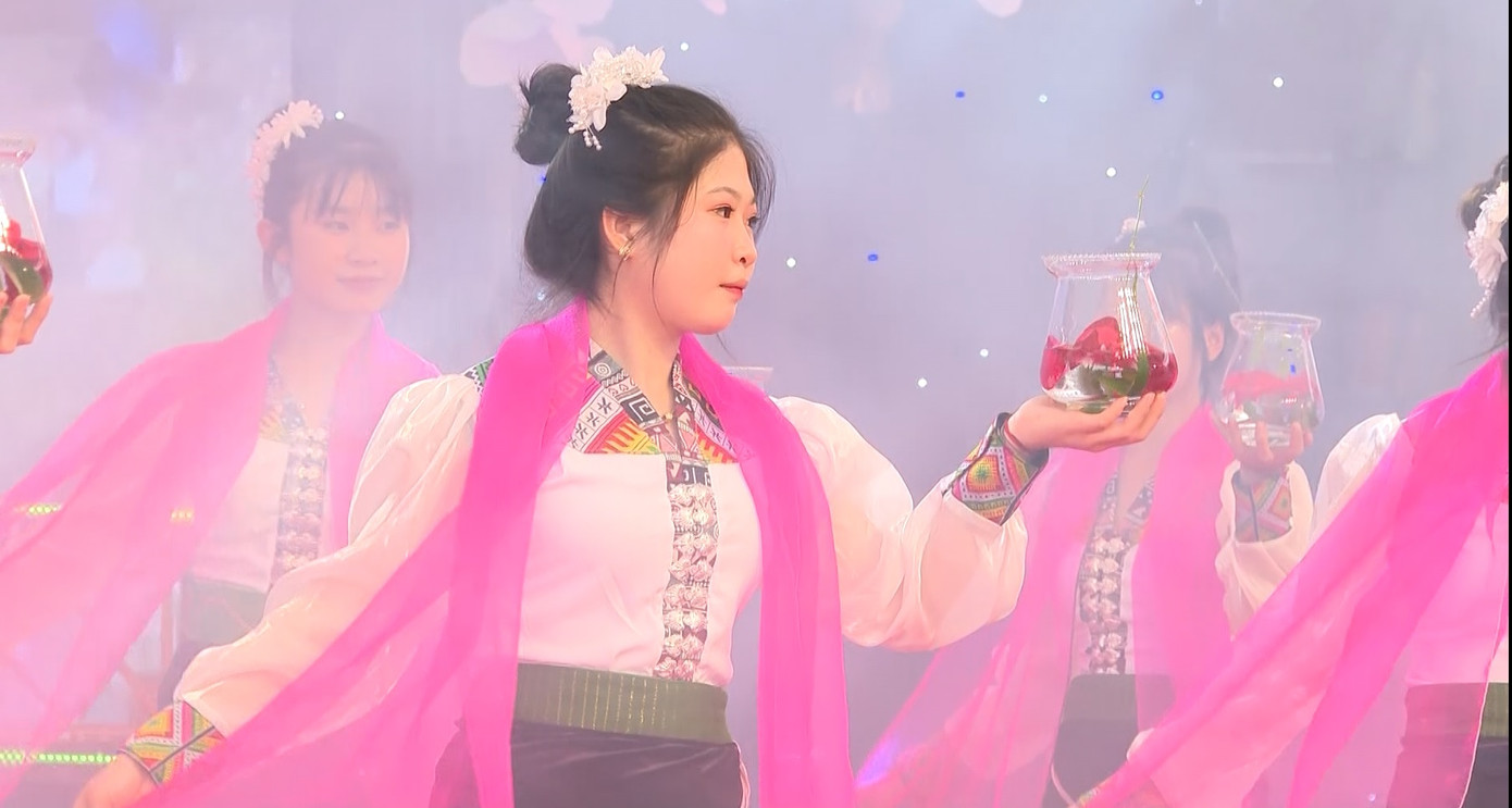 Theo truyền thống, cứ 10/3 âm lịch hàng năm, người Thái khu vực Mường So, Khổng Lào lại nô nức tổ chức lễ hội Then Kin Pang để lưu giữ những giá trị truyền thống văn hóa của dân tộc.