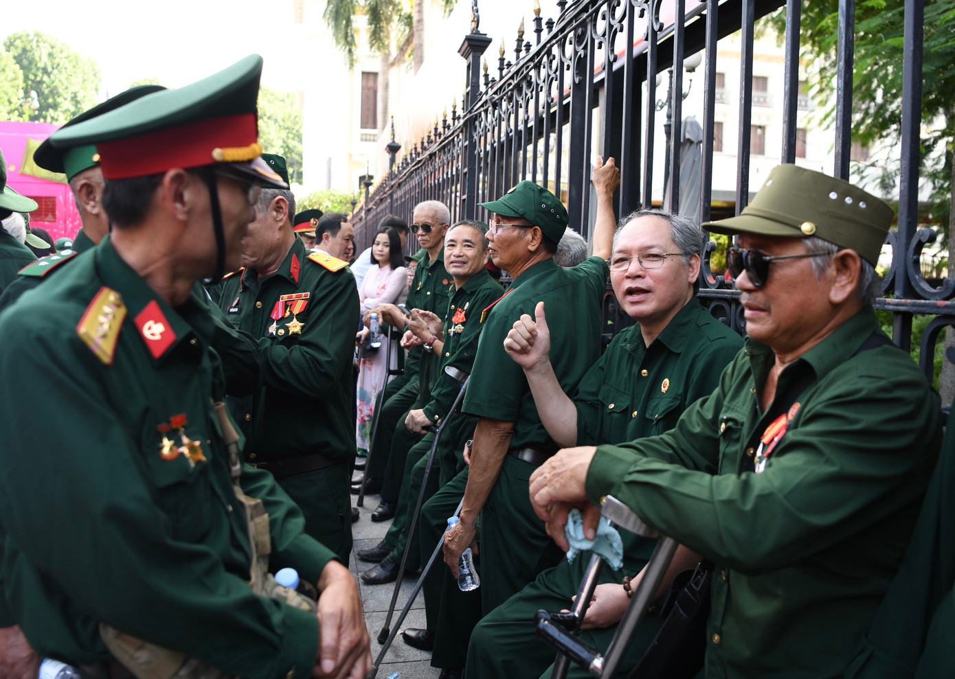 Trước đó, đoàn đại biểu đã đi tham quan Hà Nội bằng xe buýt 2 tầng.