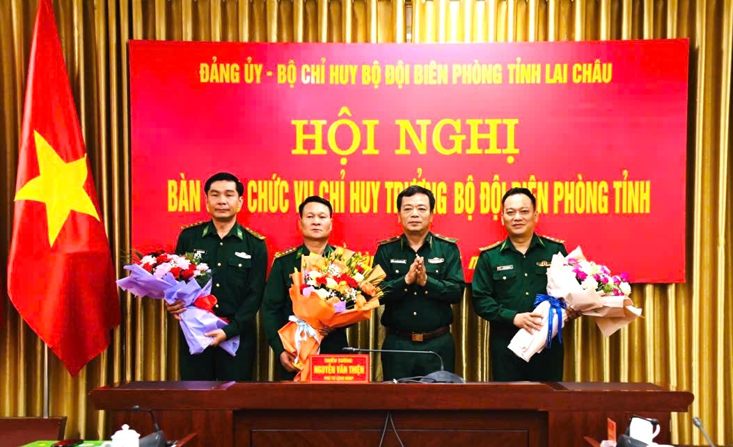 Thiếu tướng Nguyễn Văn Thiện tặng hoa chúc mừng Đại tá Triệu Quốc Nguậy và Thượng tá Trương Minh Đức. Ảnh: Đức Duẩn Thiếu tướng Nguyễn Văn Thiện tặng hoa chúc mừng Đại tá Triệu Quốc Nguậy và Thượng tá Trương Minh Đức. Ảnh: Đức Duẩn