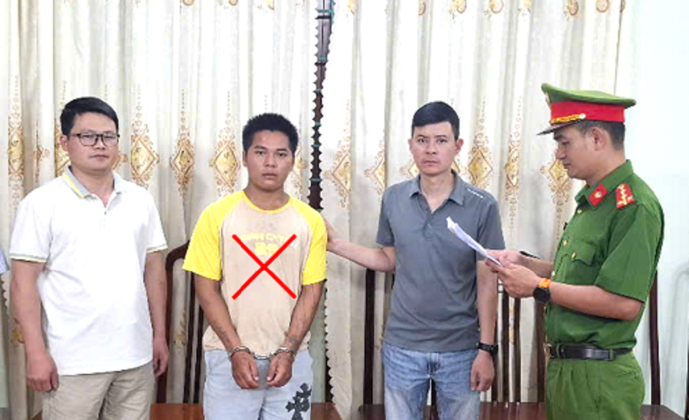 Đối tượng Lò A Hạnh (áo vàng ở giữa). Ảnh: Công an tỉnh Lai Châu Đối tượng Lò A Hạnh (áo vàng ở giữa). Ảnh: Công an tỉnh Lai Châu