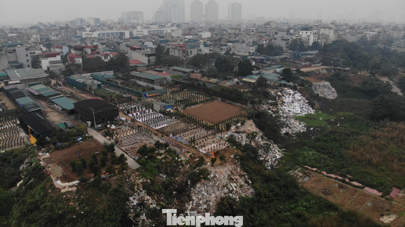 Hàng chục nghìn mét vuông đất bãi sông Hồng qua trung tâm Hà Nội đang bị lấn chiếm và đổ đất, phế thải xây dựng (còn gọi là trạc thải). Hàng chục nghìn mét vuông đất bãi sông Hồng qua trung tâm Hà Nội đang bị lấn chiếm và đổ đất, phế thải xây dựng (còn gọi là trạc thải).