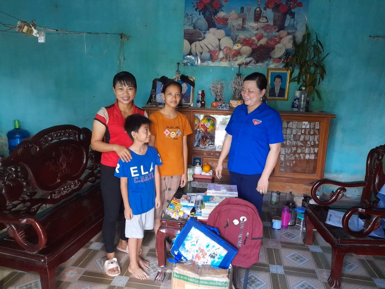 Hai em Dương và Duy vui mừng nhận được sách và đồ dùng học tập trước thềm năm học mới