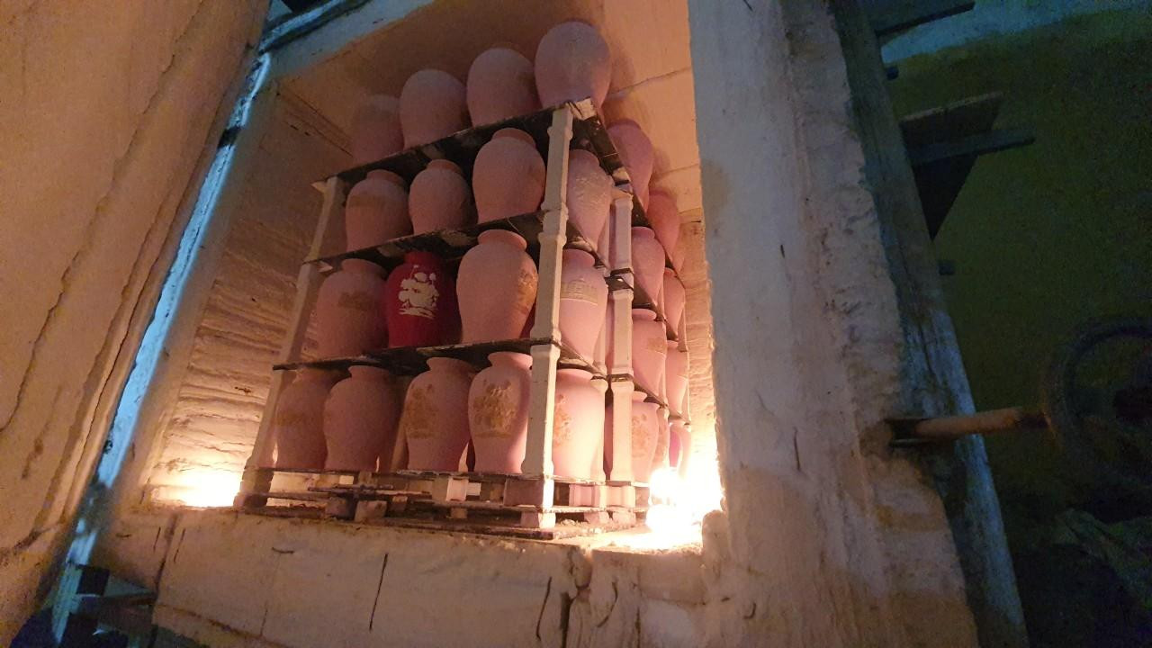 Để đảm bảo môi trường, các nghệ nhân làng nghề gốm Bát Tràng hiện nay đã áp dụng công nghệ tiên tiến bằng các lò điện, gas để nung gốm. Tuỳ theo mỗi loại lò và mỗi dạng gốm cụ thể mà thời gian nung và nhiệt độ nung cũng khác nhau. Gốm đất nung ở nhiệt độ từ 600 – 900 độ C, gốm sành nâu từ 1.100 – 1.200 độ C, gốm sành xốp từ 1.200 – 1.250 độ C, gốm sành trắng từ 1.250-1.280 độ C và đồ sứ từ 1.280 – 1.350 độ C. Ảnh trên chụp tại lò gốm của Nghệ nhân Vương Thế Cường. Để đảm bảo môi trường, các nghệ nhân làng nghề gốm Bát Tràng hiện nay đã áp dụng công nghệ tiên tiến bằng các lò điện, gas để nung gốm. Tuỳ theo mỗi loại lò và mỗi dạng gốm cụ thể mà thời gian nung và nhiệt độ nung cũng khác nhau. Gốm đất nung ở nhiệt độ từ 600 – 900 độ C, gốm sành nâu từ 1.100 – 1.200 độ C, gốm sành xốp từ 1.200 – 1.250 độ C, gốm sành trắng từ 1.250-1.280 độ C và đồ sứ từ 1.280 – 1.350 độ C. Ảnh trên chụp tại lò gốm của Nghệ nhân Vương Thế Cường.