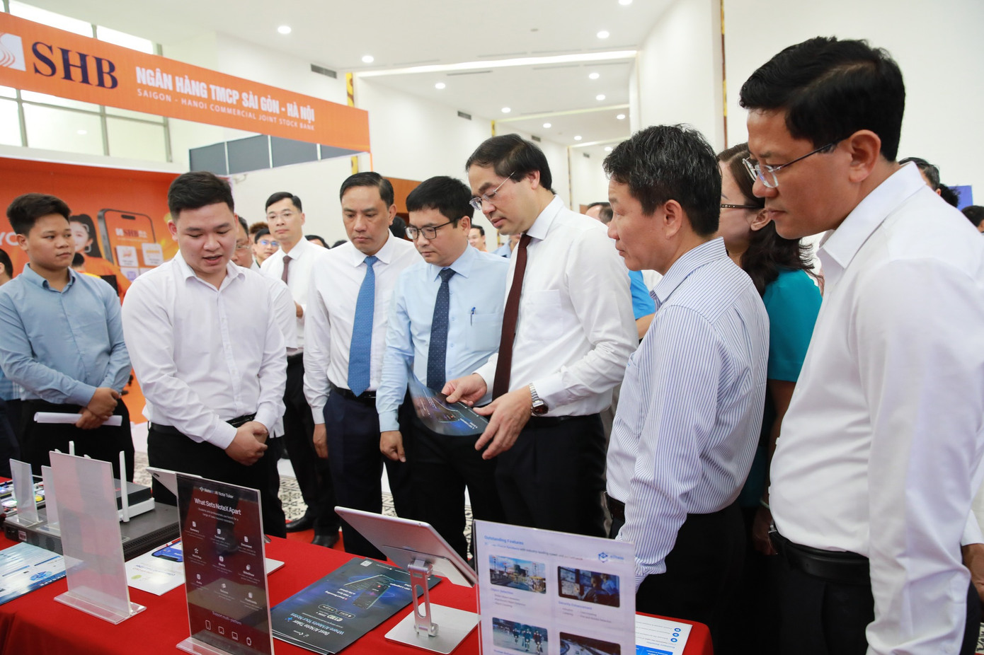 Các đại biểu được tham quan triển lãm không gian trải nghiệm công nghệ số cộng đồng. Ảnh: Lệ Hằng Các đại biểu được tham quan triển lãm không gian trải nghiệm công nghệ số cộng đồng. Ảnh: Lệ Hằng