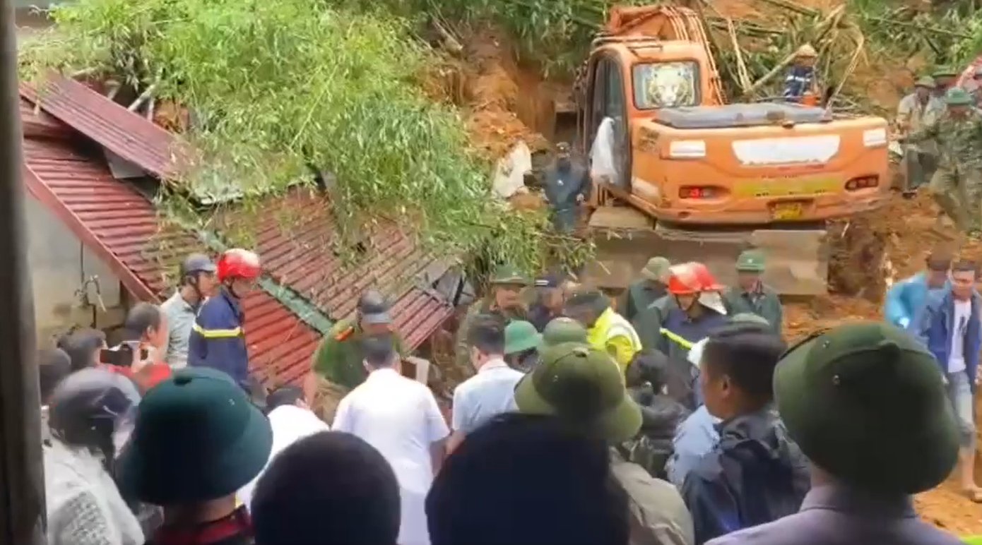 Lực lượng chức năng huy động máy móc đến tìm kiếm nạn nhân. Lực lượng chức năng huy động máy móc đến tìm kiếm nạn nhân.