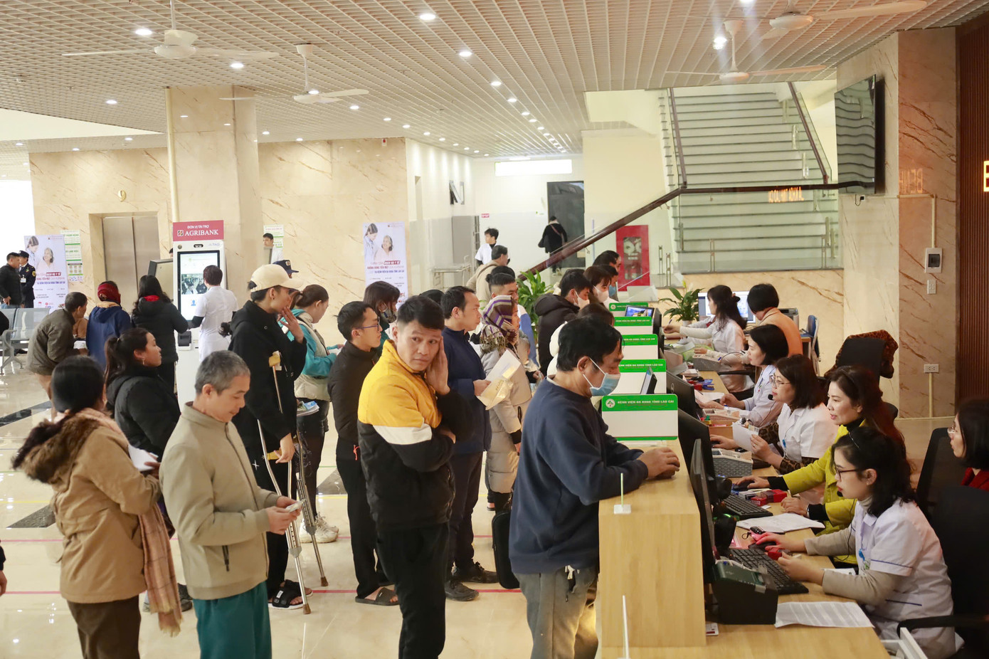 Trong ngày khánh thành tòa nhà kỹ thuật đã có gần 1.000 lượt bệnh nhân đến khám, chữa bệnh. Ảnh: Vũ Sơn.