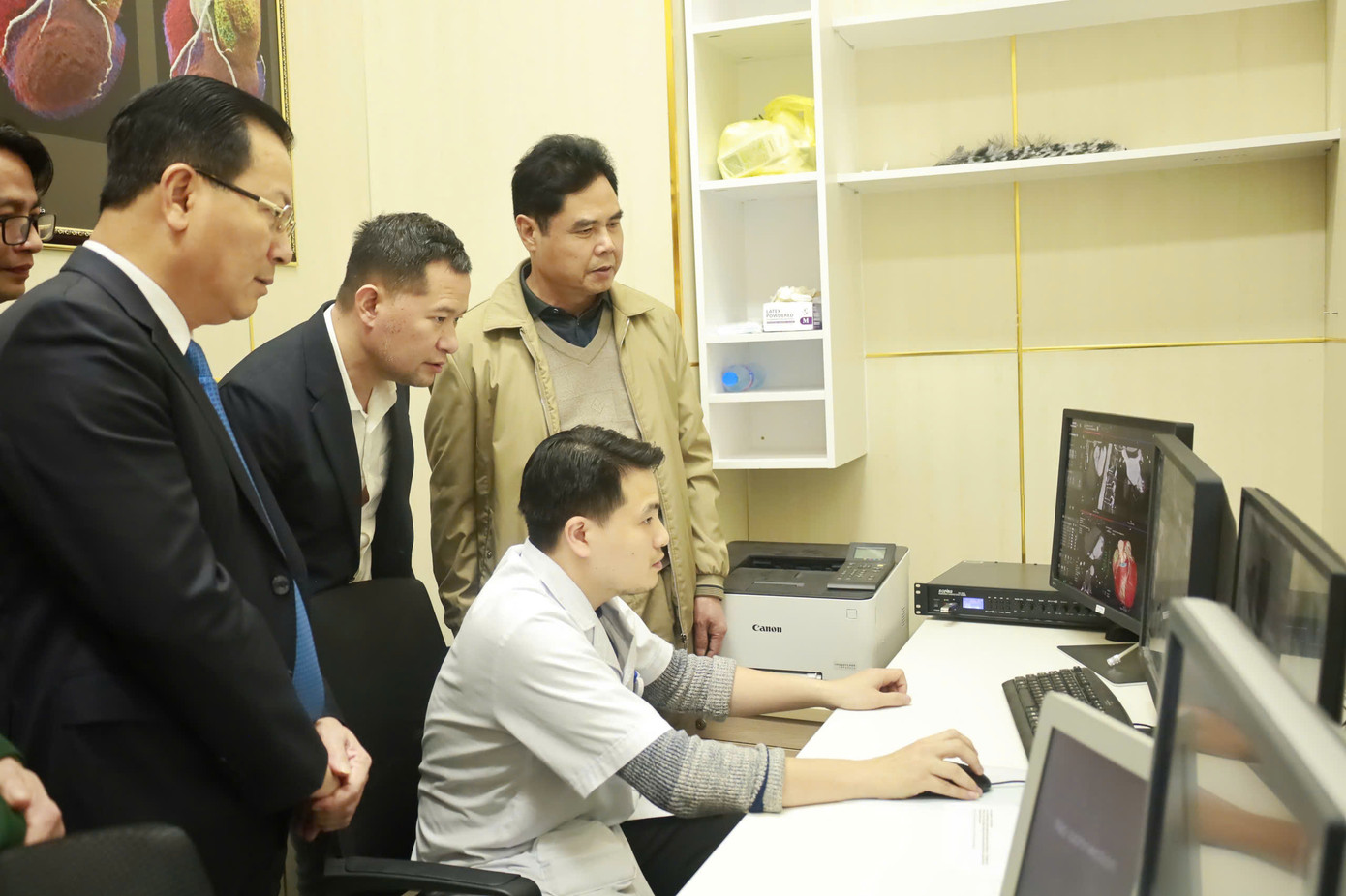 Toà nhà kỹ thuật cao của Bệnh viện Đa khoa tỉnh hoàn thành giúp Lào Cai trở thành Trung tâm khám chữa bệnh của vùng. Ảnh: Vũ Sơn