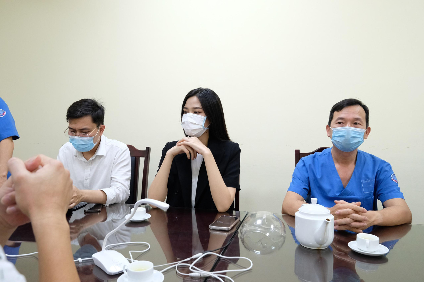 Hoa hậu Việt Nam Đỗ Thị Hà (giữa) tại buổi làm việc. Hoa hậu Việt Nam Đỗ Thị Hà (giữa) tại buổi làm việc.