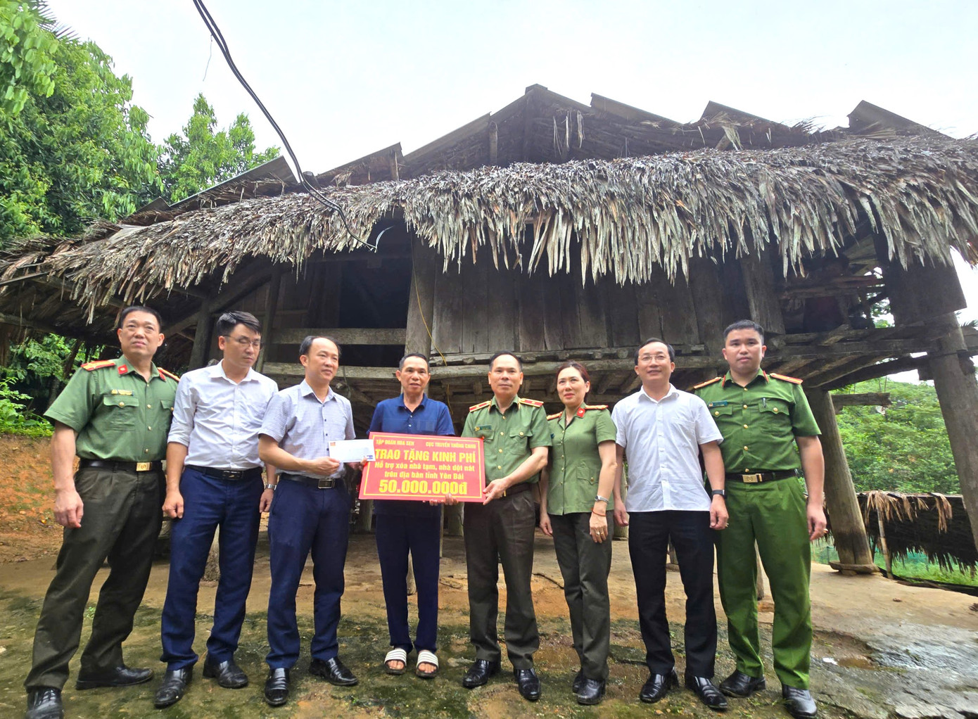Trao suất hỗ trợ xây dựng nhà mới cho gia đình ông Lâm Văn Năm thôn Khe Mạ. Trao suất hỗ trợ xây dựng nhà mới cho gia đình ông Lâm Văn Năm thôn Khe Mạ.