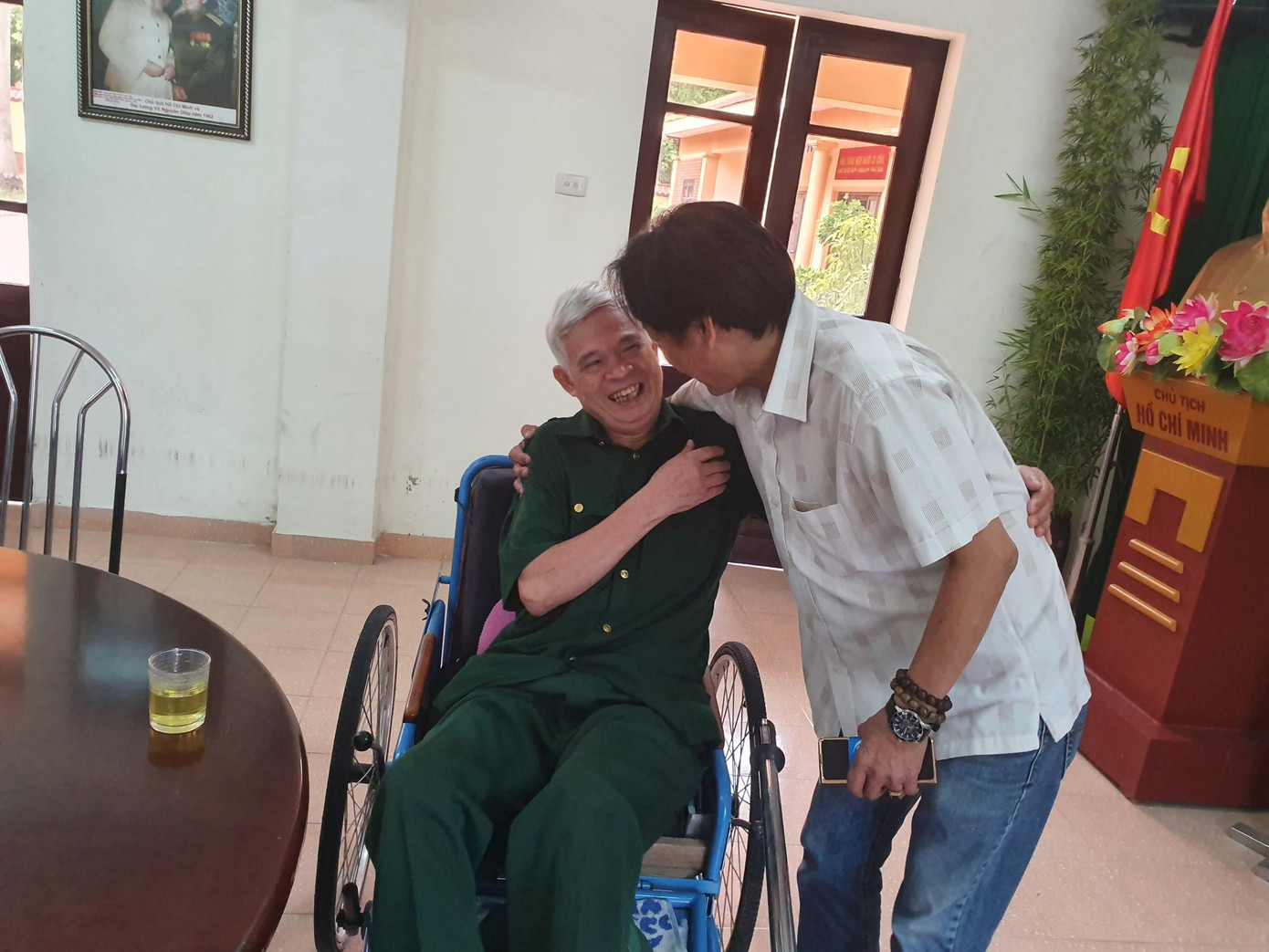 Cùng ngày, đại diện báo Tiền Phong và công ty cổ phần Him Lam đến thăm hỏi, tặng quà tại Trung tâm điều dưỡng thương binh, người có công Thuận Thành (Bắc Ninh) - nơi nuôi dưỡng 97 thương binh nặng.