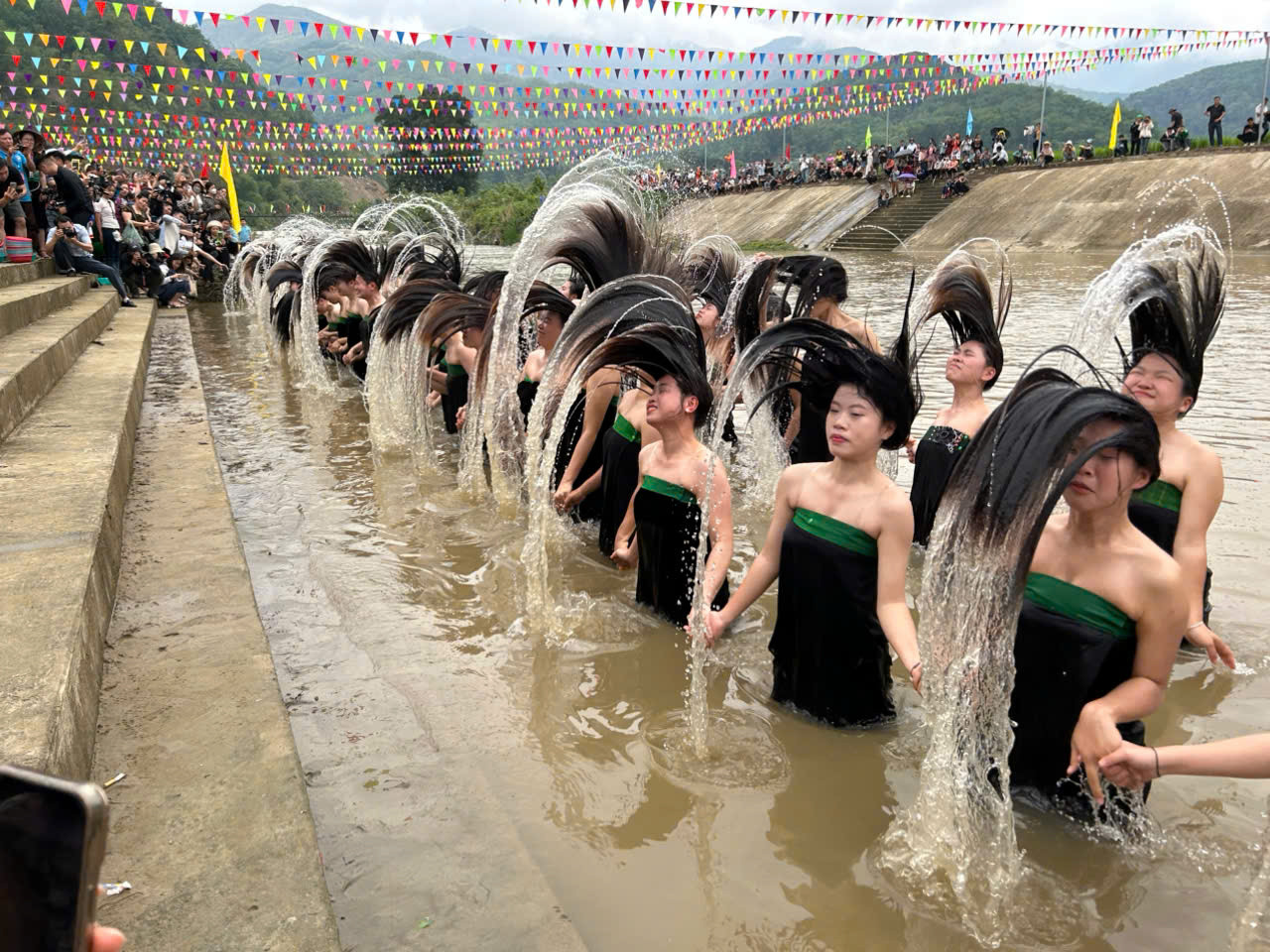 Đây cũng là địa điểm diễn ra Lễ hội Áp Hô Chiêng (Lễ hội gội đầu)