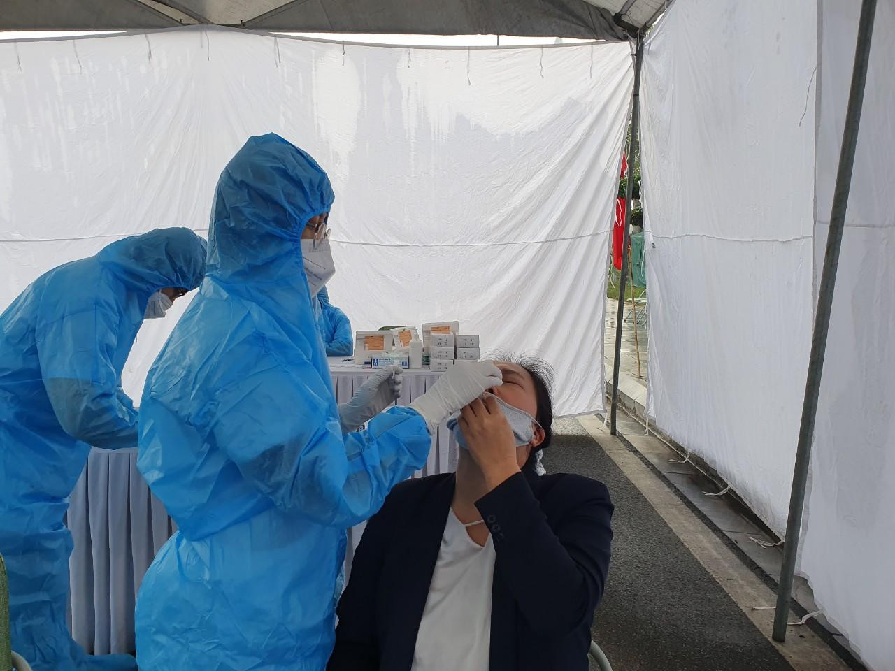 ...xét nghiệm COVID-19 trước khi vào hiến máu.