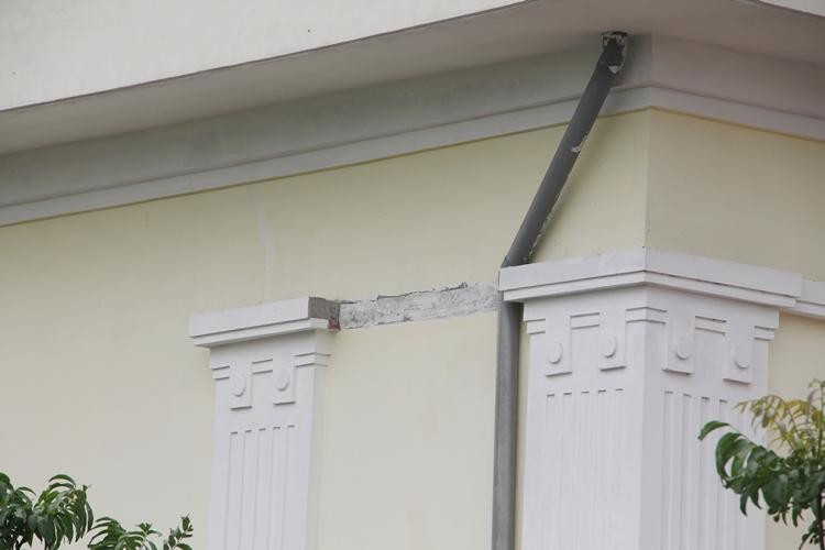 Ghi nhận thực tế, một số vị trí sơn tại chân tường nhà văn hóa bị bong tróc nham nhở. Một vài vị trí tường nhà sát với mái cũng bị hư hỏng, lộ rõ phần tường bên trong.