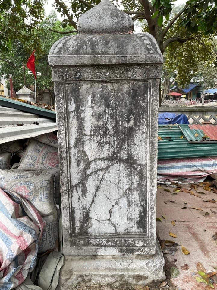 Qua đợt lát gạch sân chùa Thổ Hà gần đây, chân bia được chôn xuống sâu hơn, khi trùng tu lại để đồ vật ngôn ngang chèn bia.