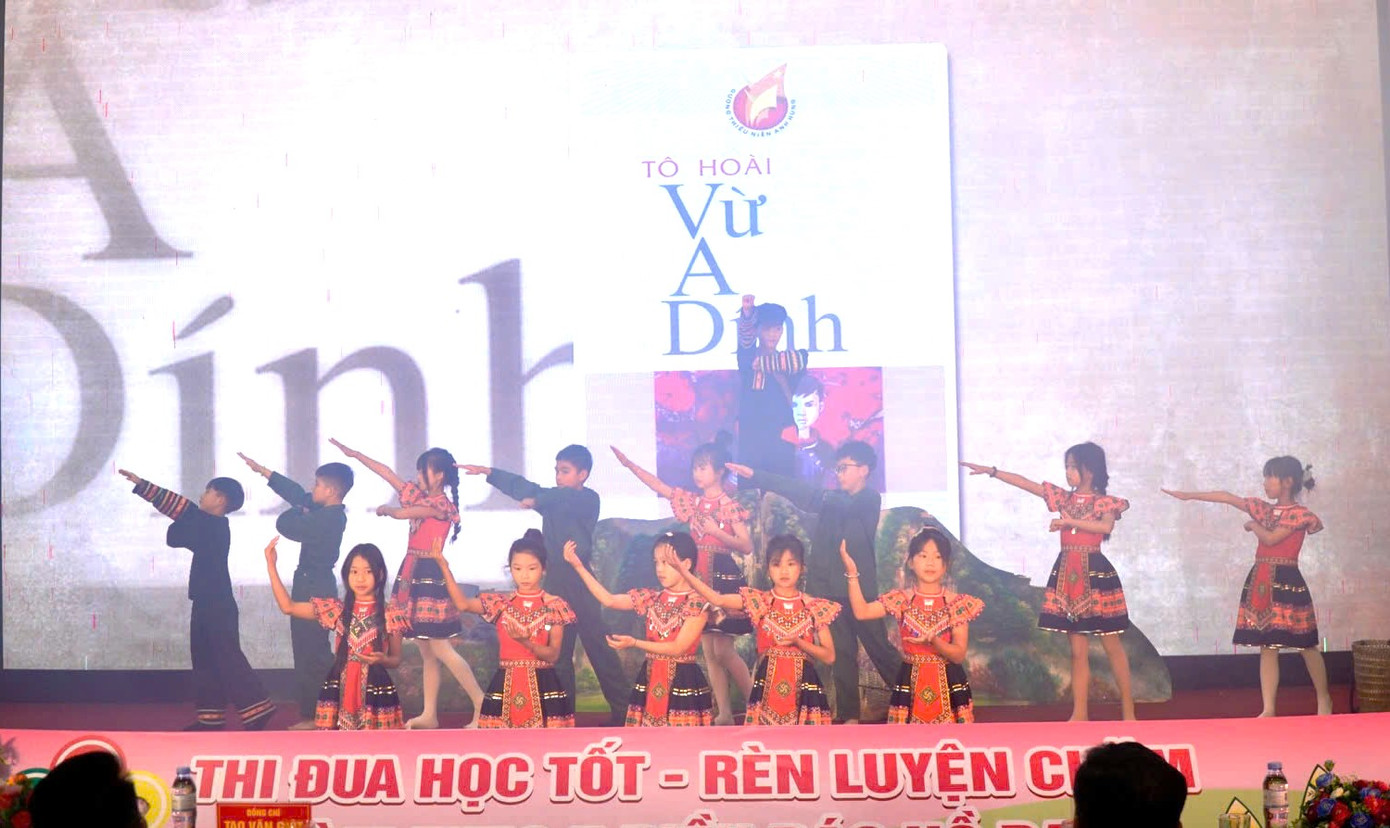 Các tiết mục hát, múa chào mừng Đại hội Các tiết mục hát, múa chào mừng Đại hội