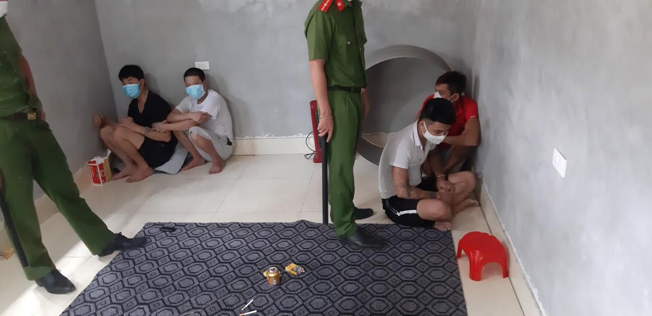 Các đối tượng đanh bạc tại xã Quang Châu và tang vật thu giữ tại chỗ. Ảnh cơ quan công an cung cấp