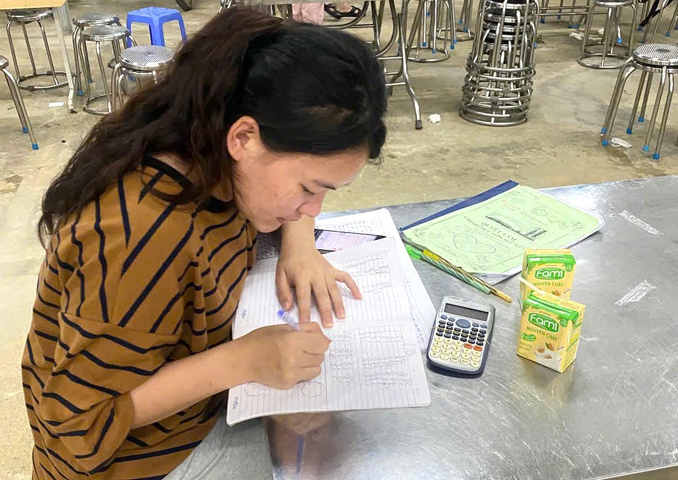 Những ngày qua, nơi đây như là lớp học xuyên đêm của học sinh, được trang bị quạt, điện sáng.