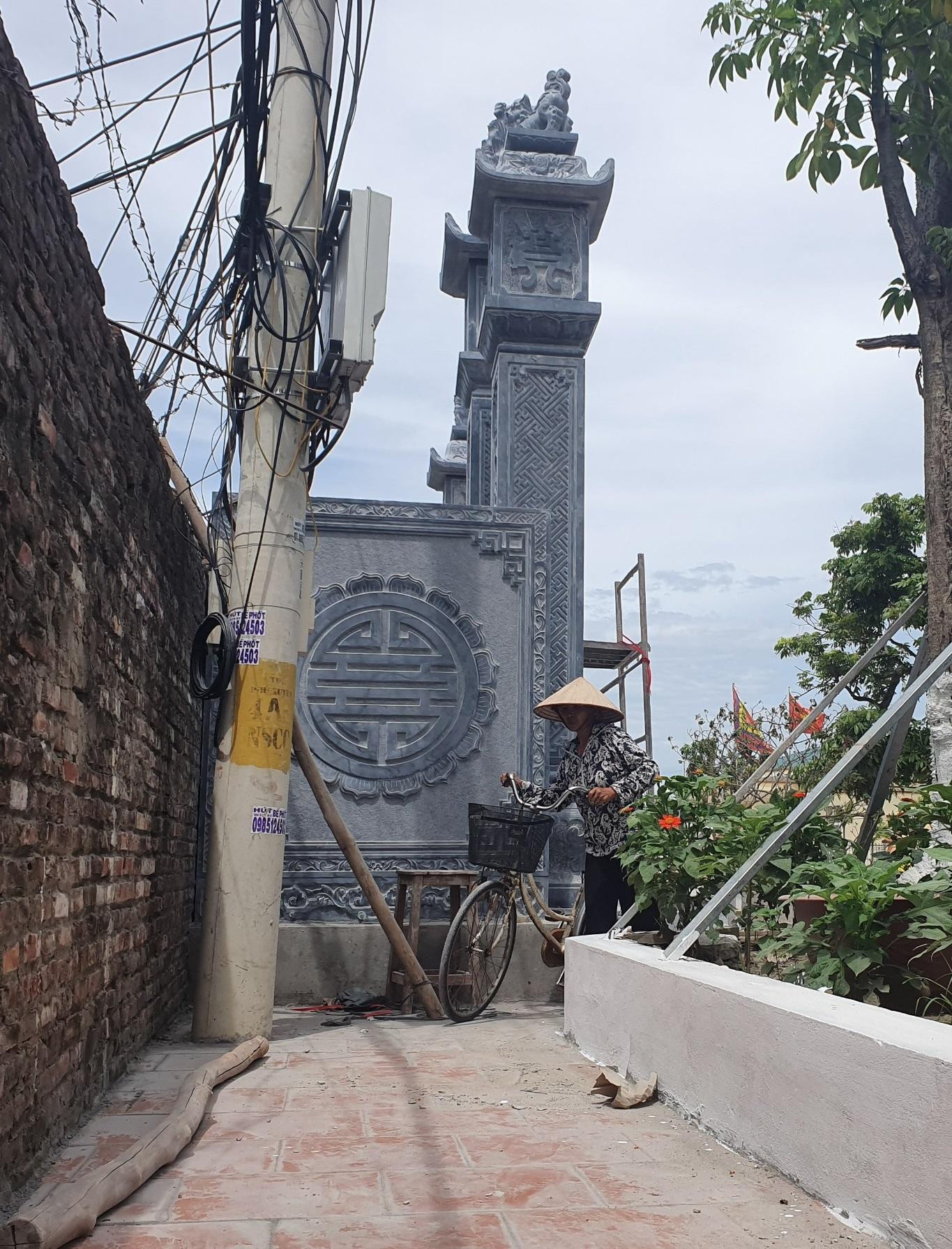 Con ngõ đã bị bịt lại bằng tấm bia đá. Người dân trong ngõ hiện nay phải đi qua cổng đình. Xe cộ, hàng hóa... đều phải tăng bo vào nhà.