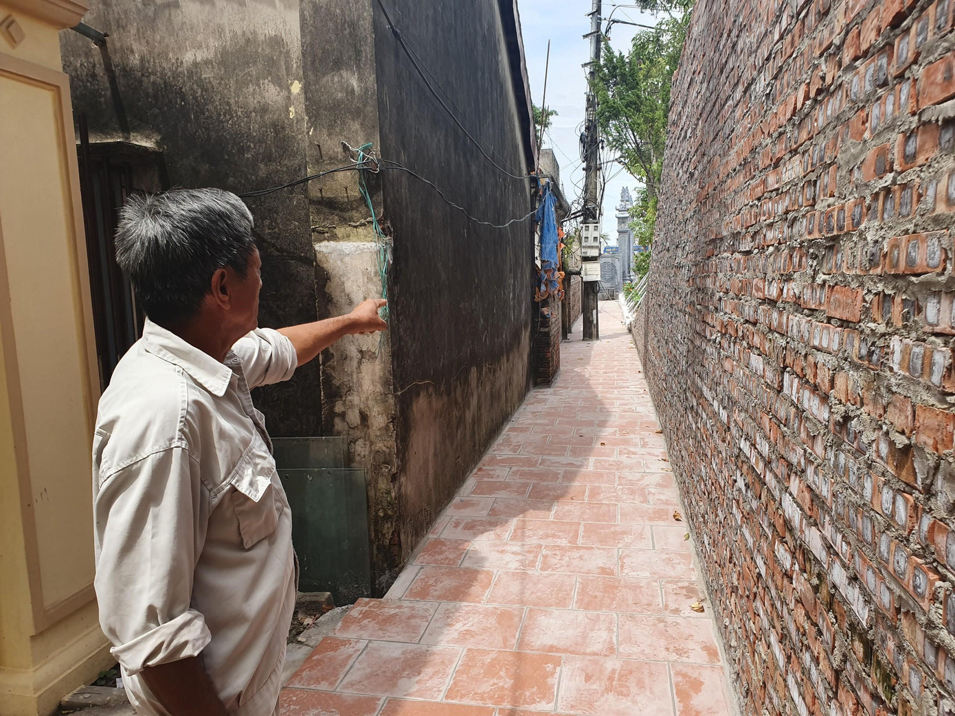 UBND huyện đã kết luận xây tường bao đình là không đúng quy định nhưng vi phạm này chưa được xử lý.