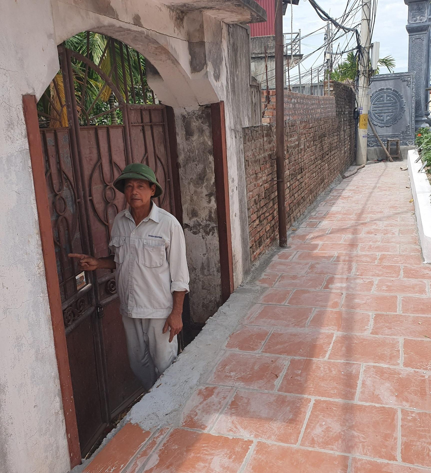 Việc ra vào nhà dân cũng trở nên khó khăn