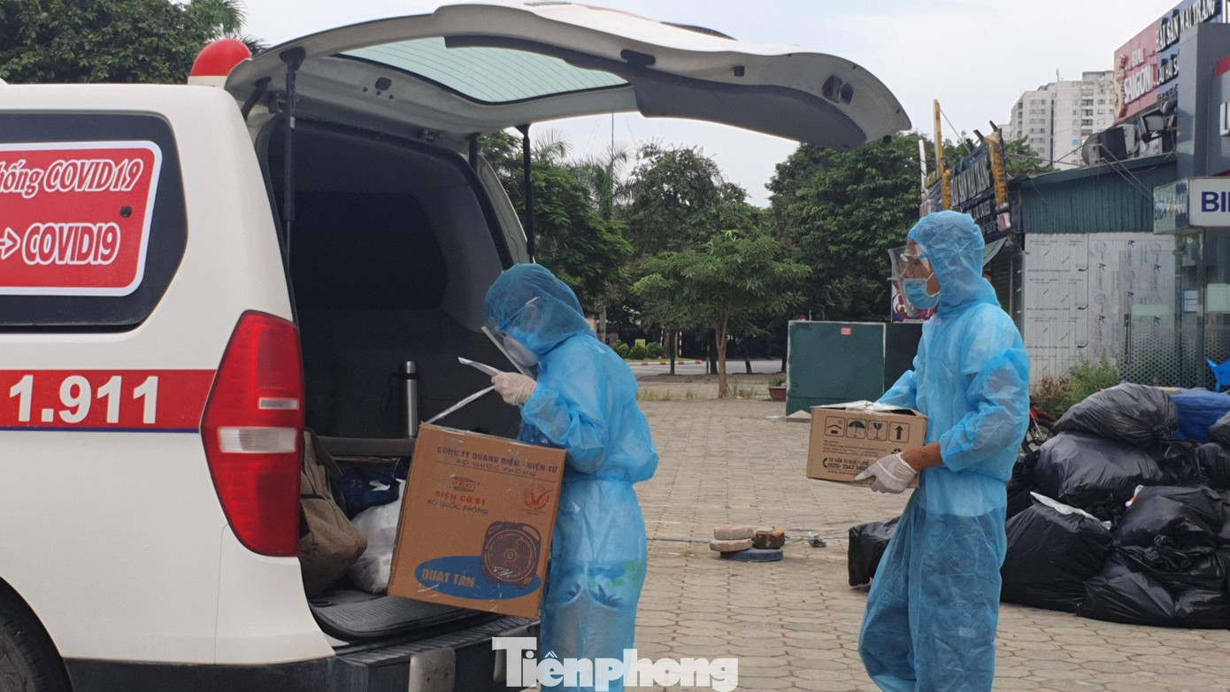 Anh Trung lên một xe thẳng tiến đến địa chỉ trên đường Văn Quán (thuộc phường Phúc La) đón 7 F1 là nhân viên siêu thị liên quan đến F0 của Công ty thực phẩm Thanh Nga (có tới 40 F0).