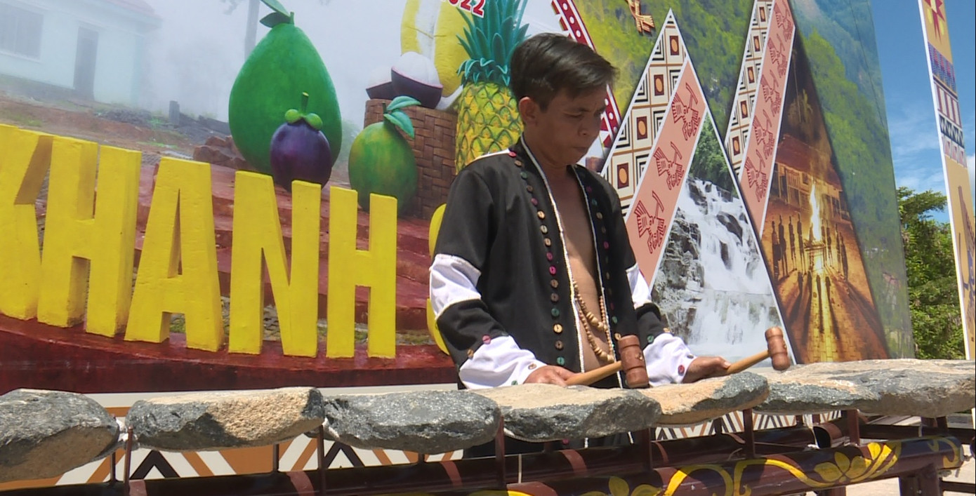 Anh Bo Bo Hùng, cán bộ của Trung tâm Văn hóa Thông tin và Thể thao huyện Khánh Sơn đang biểu diễn trên đàn đá. Đôi tay anh thoăn thoắt gõ búa lên những thanh đàn đá như thả từng giọt thanh thánh thót; lúc như tiếng suối chảy, có lúc rộn vang như tiếng mưa rừng…