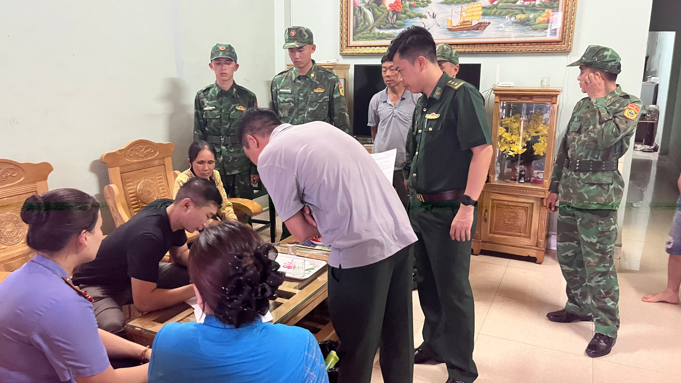 Khám xét nơi ở của các đối tượng