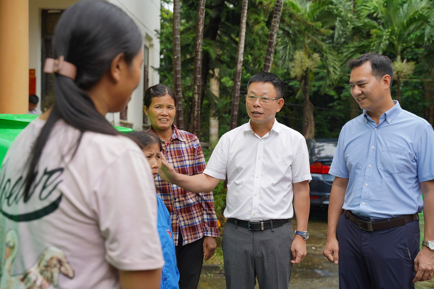 Ông Phạm Minh Đức, Phó Tổng Giám đốc Tập đoàn Tân Á Đại Thành (ngoài cùng bên phải) hướng dẫn lắp đặt bồn nước cho người dân Ông Phạm Minh Đức, Phó Tổng Giám đốc Tập đoàn Tân Á Đại Thành (ngoài cùng bên phải) hướng dẫn lắp đặt bồn nước cho người dân