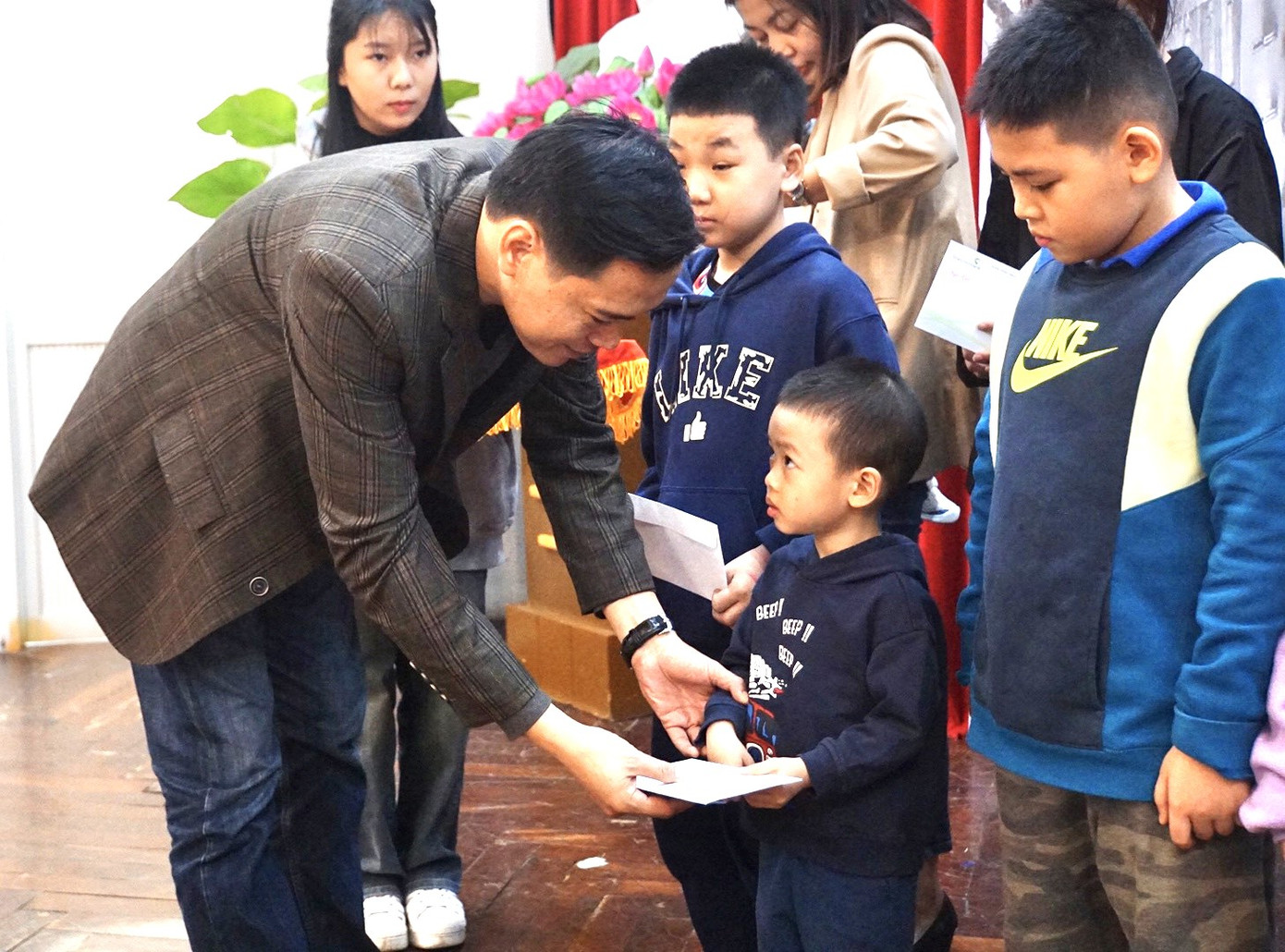 Hoạ sĩ Nguyễn Đức Việt - người đã ủng hộ chương trình bức tranh "Ngõ thu vàng" để đấu giá ủng hộ các nạn nhân.