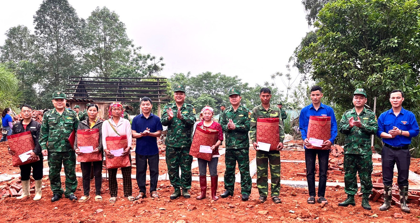 Cán bộ, chiến sỹ Đồn Biên phòng Bát Xát trao tặng quà và tiền hỗ trợ 6 hộ dân ở thôn Ná Nàm, xã Bản Qua.