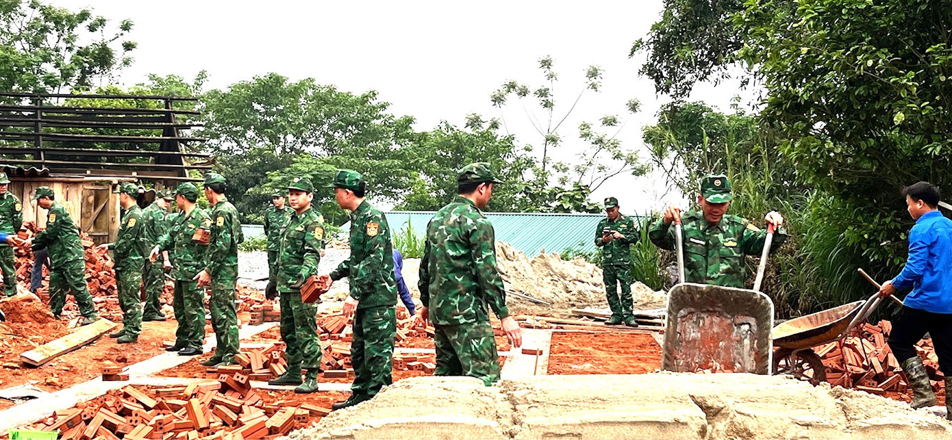 Đồn Biên phòng Bát Xát cử 30 cán bộ, chiến sĩ đến thôn Ná Nàm giúp nhân dân xây dựng nhà.