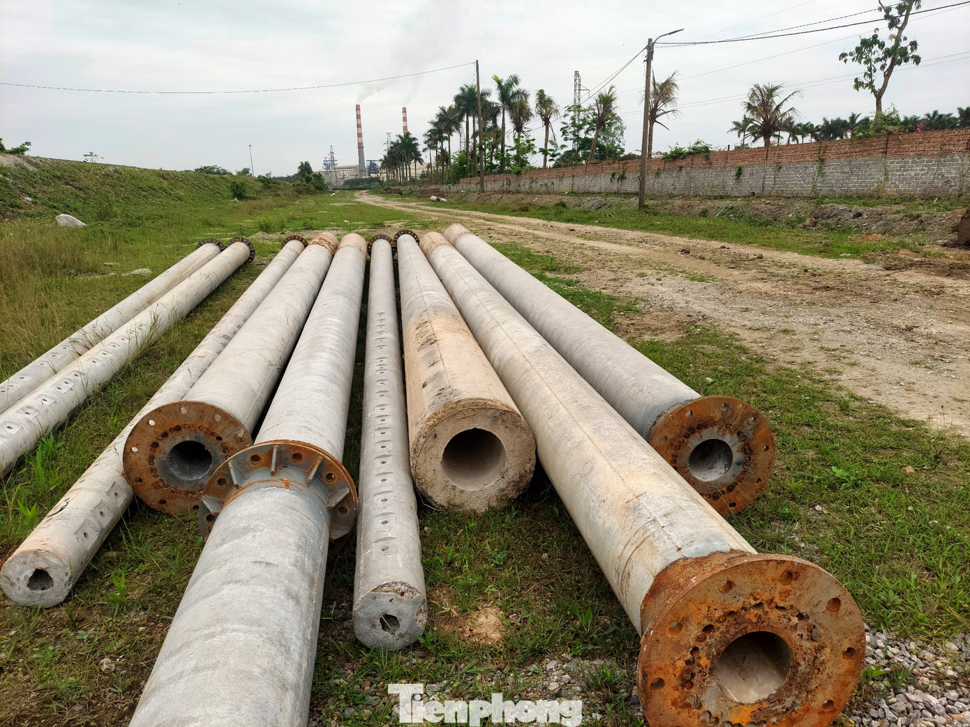 Trước thông tin về tiến độ dự án, vị đại diện Công ty TNHH MTV Điện lực Ninh Bình cho biết, Công ty đang làm việc với địa phương (huyện Yên Khánh - PV) để tháo gỡ hướng tuyến đảm bảo để dự án hoàn thành trong quý 4 năm 2023. Trước thông tin về tiến độ dự án, vị đại diện Công ty TNHH MTV Điện lực Ninh Bình cho biết, Công ty đang làm việc với địa phương (huyện Yên Khánh - PV) để tháo gỡ hướng tuyến đảm bảo để dự án hoàn thành trong quý 4 năm 2023.