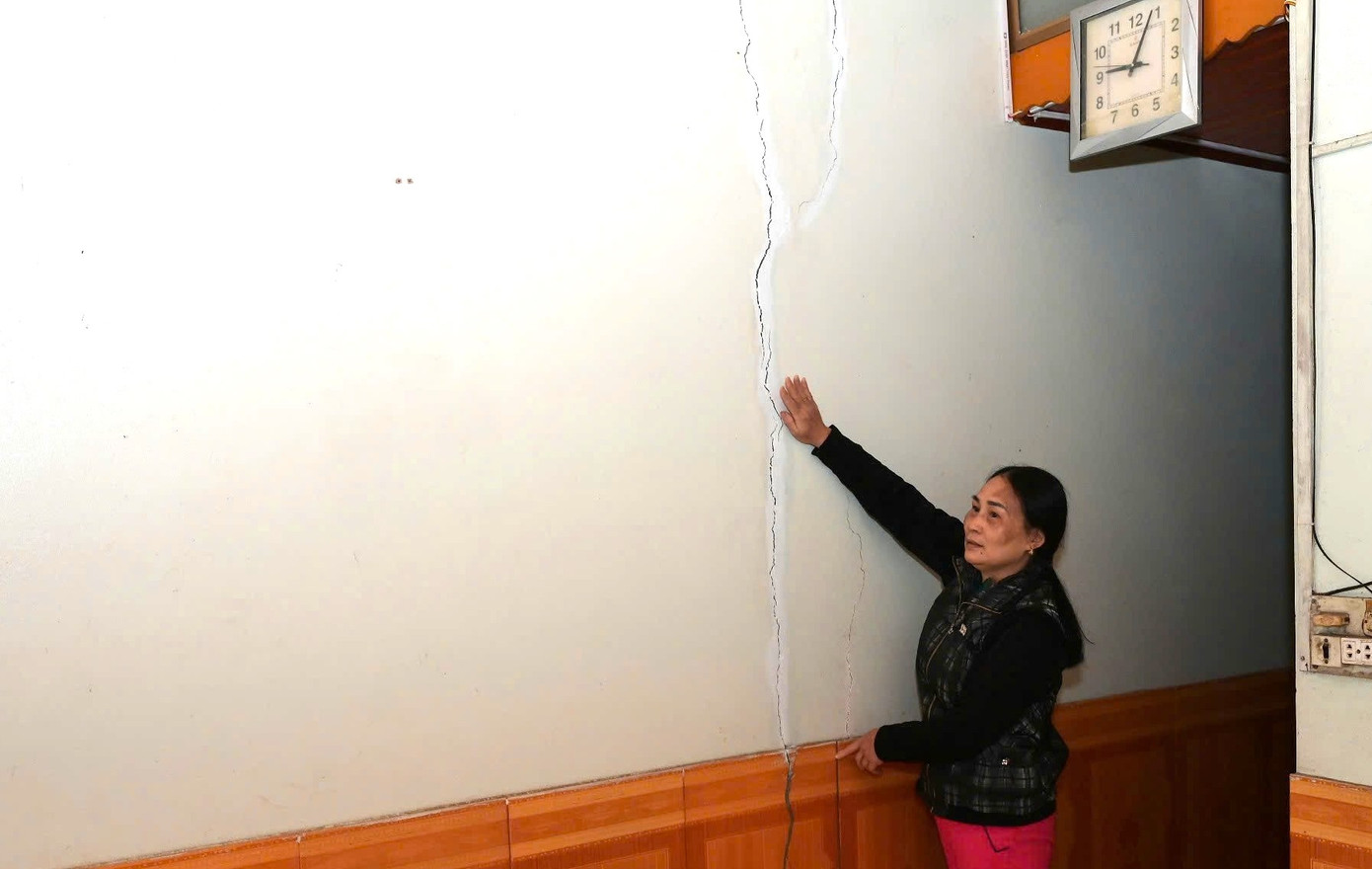 Bên trong nhà, vết nứt ngày càng mở rộng, phần tường chằng chịt các vết nứt.