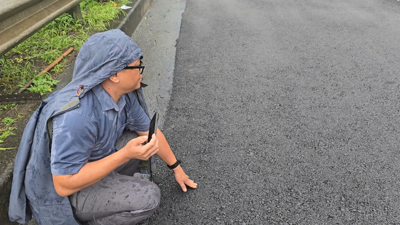 Trao đổi với phóng viên, một chuyên gia ngành cầu đường cho hay, các đơn vị thi công phải xem dự báo thời tiết trước; việc để xảy ra việc thi công dưới mưa là tối kị. Nếu gặp mưa, đơn vị thi công vẫn cố xử lý để tiết kiệm nhựa đường nhưng bất luận thế nào, nhiệt độ tối thiếu khi đưa lu ra khỏi mặt đường vẫn phải đạt 70 độ C trở lên (theo Tiêu chuẩn thi công và nghiệm thu mặt đường bê tông nhựa hiện hành). Tuy nhiên, tại hiện trường, bê tông nhựa đã nguội, phóng viên đặt tay xuống không còn thấy nóng. &quot;Trường hợp này, đơn vị thi công, giám sát phải lập biên bản. Sau này phải lấy mẫu kiểm định, không đạt phải bóc ra&quot;, chuyên gia này nói.