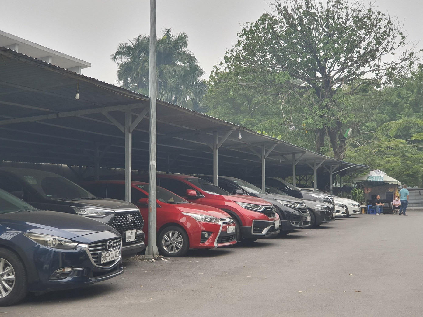 Bãi xe có mái tôn này luôn luôn kín chỗ. Sau khi thu 25.000 đồng/20 phút gửi xe, bảo vệ cho hay, giá vé trông xe ở đây là 1,6 triệu đồng (ban ngày). Nếu quá 18h30, người gửi phải trả thêm chi phí trông xe từ 20 -30 nghìn đồng. Nhân viên cho biết, nếu người gửi xe có nhu cầu trông xe vào ban đêm thì đăng ký trước sẽ được bố trí chỗ ở bãi xe phía dưới với giá “mềm”. Bãi xe có mái tôn này luôn luôn kín chỗ. Sau khi thu 25.000 đồng/20 phút gửi xe, bảo vệ cho hay, giá vé trông xe ở đây là 1,6 triệu đồng (ban ngày). Nếu quá 18h30, người gửi phải trả thêm chi phí trông xe từ 20 -30 nghìn đồng. Nhân viên cho biết, nếu người gửi xe có nhu cầu trông xe vào ban đêm thì đăng ký trước sẽ được bố trí chỗ ở bãi xe phía dưới với giá “mềm”.