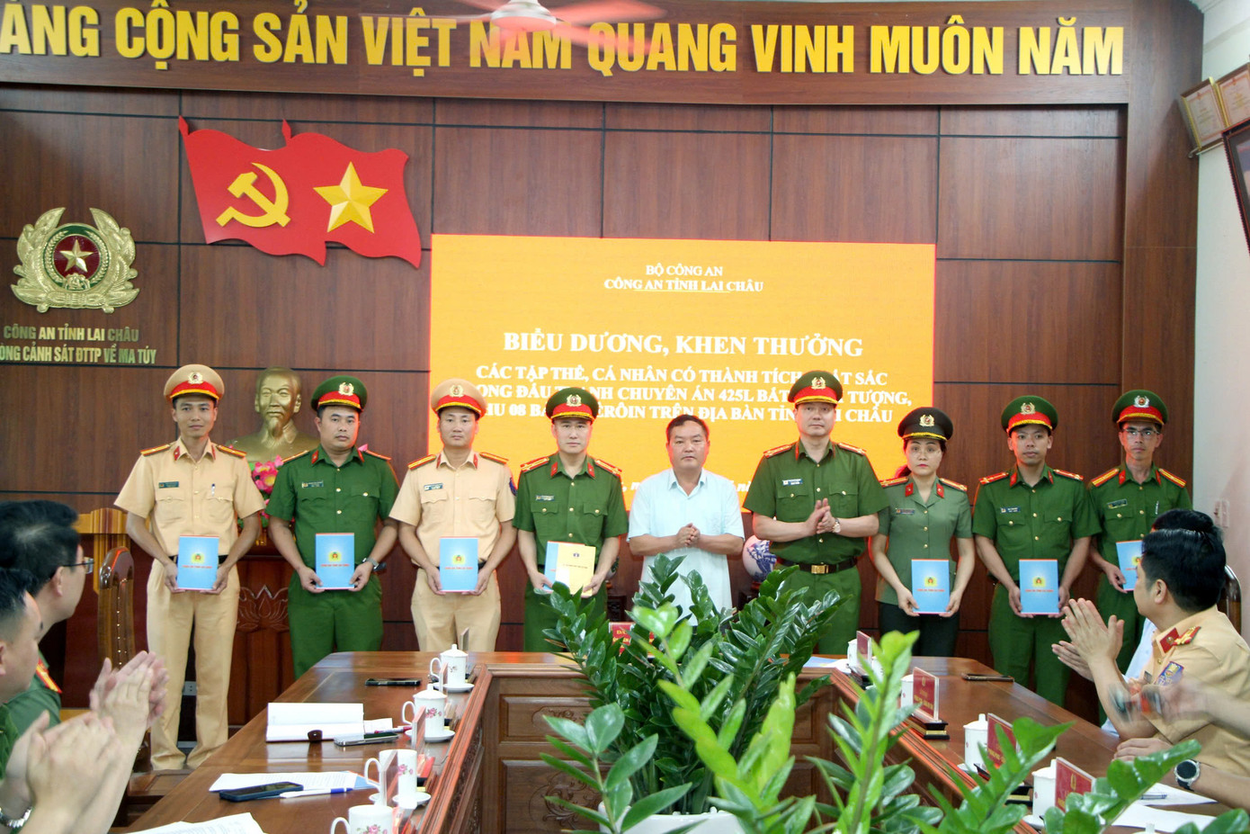 Công an tỉnh Lai Châu tổ chức biểu dương, khen thưởng các tập thể, cá nhân có thành tích xuất sắc trong đấu tranh, triệt phá thành công ổ nhóm tội phạm ma tuý.