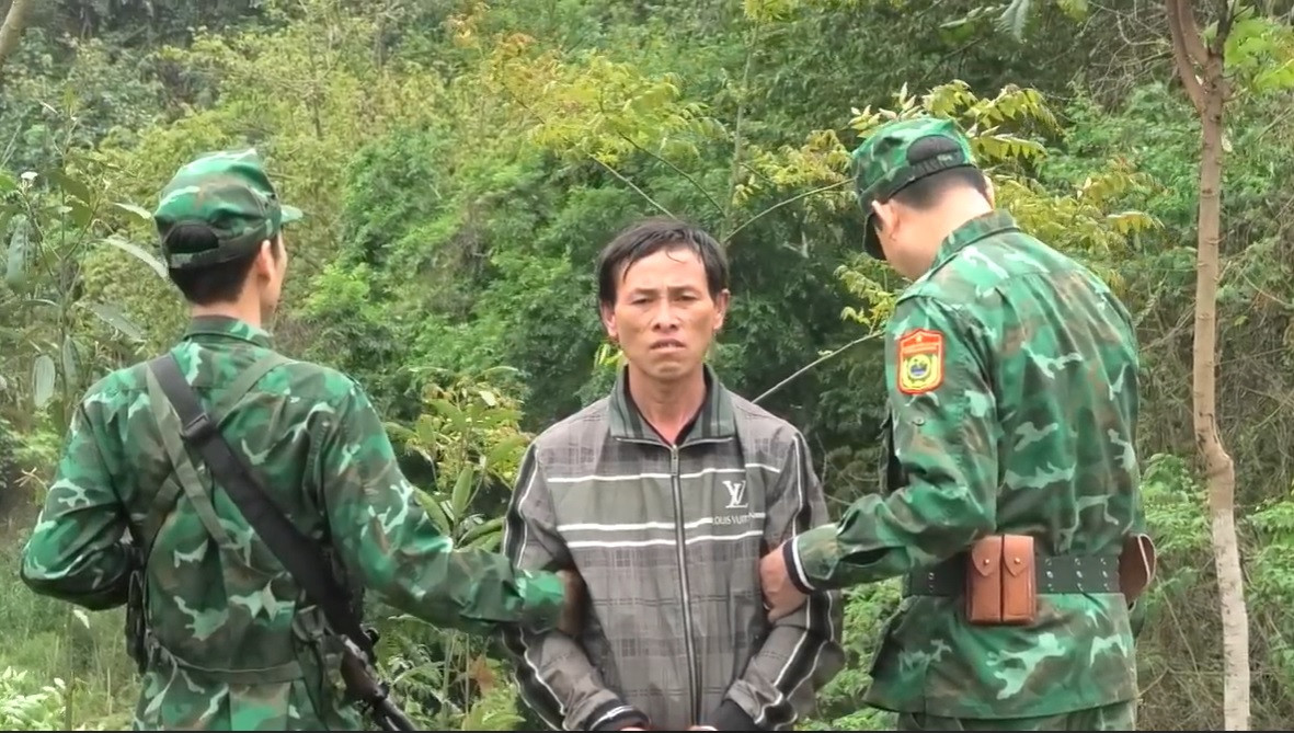 Hảng Seo Dín bị Bộ đội Biên phòng Đồn Bản Lầu bắt giữ Hảng Seo Dín bị Bộ đội Biên phòng Đồn Bản Lầu bắt giữ