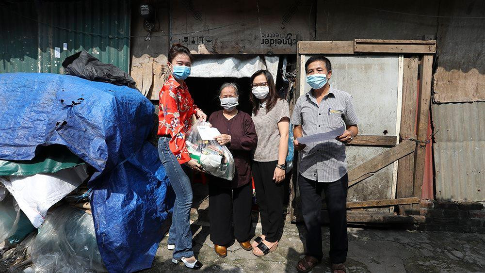 Bà Nguyễn Thị Tiến (SN 1941 ở phường Phúc Xá) rất xúc động khi được đoàn đến thăm và tặng quà. "Nhờ sự giúp đỡ của chính quyền địa phương, các nhà hảo tâm hỗ trợ tôi vượt qua những ngày tháng vừa rồi. Nay lại được các anh chị đến tận nhà trao thêm đồ ăn, tôi cảm thấy rất hạnh phúc", bà Tiến chia sẻ.