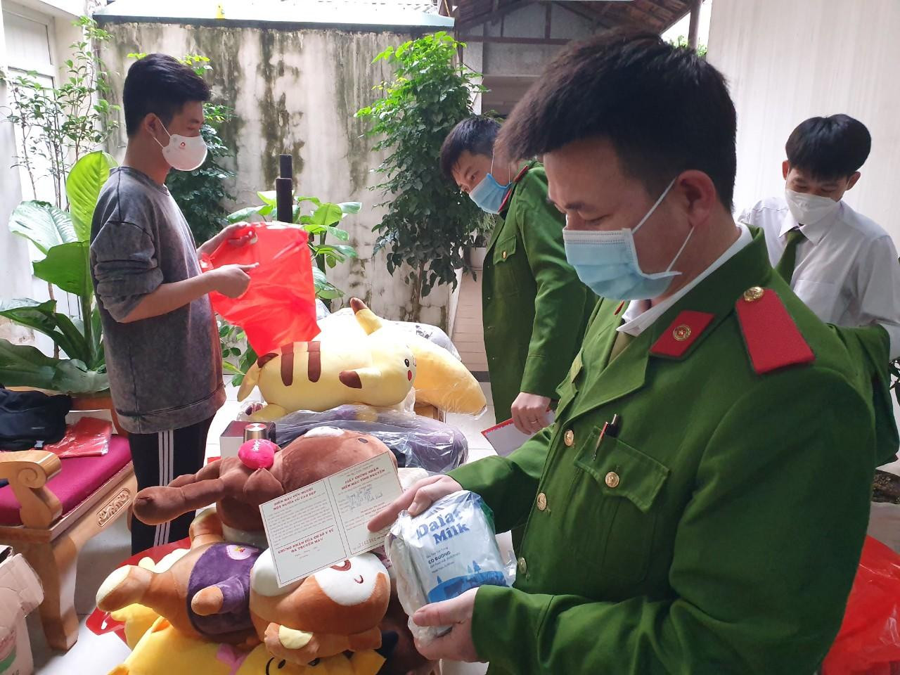 Quỹ Vì Tầm vóc Việt và các nhà tài trợ đã tặng những sản phẩm bổ dưỡng cho các tình nguyện viên sử dụng sau khi hiến máu.